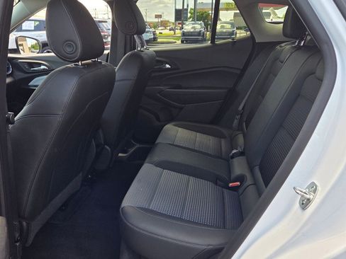 Used 2025 Chevrolet Trax LT w/ LT Convenience Package FWD image 6