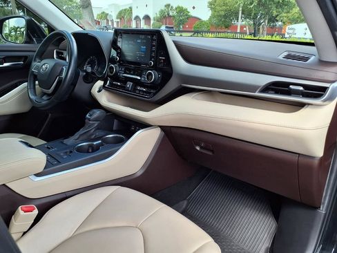 Used 2022 Toyota Highlander XLE FWD image 11