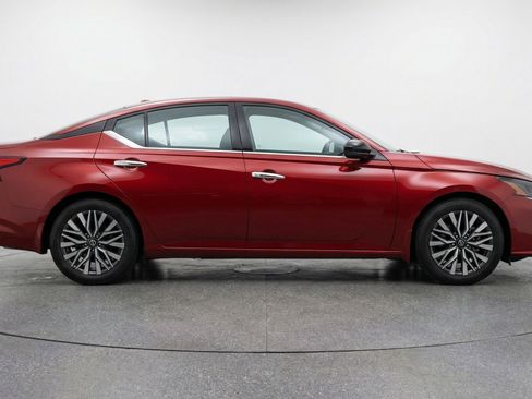 Used 2025 Nissan Altima 2.5 SV image 11