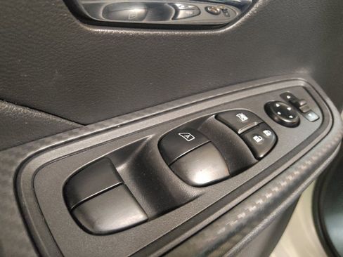 Used 2025 Nissan Versa SV FWD image 27