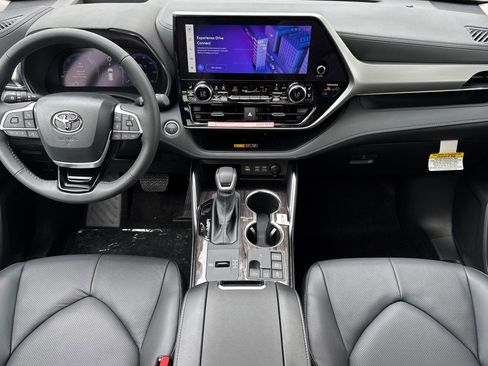 New 2026 Toyota Highlander Platinum AWD/4WD image 15
