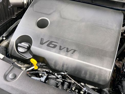 Used 2023 Chevrolet Traverse LT image 32