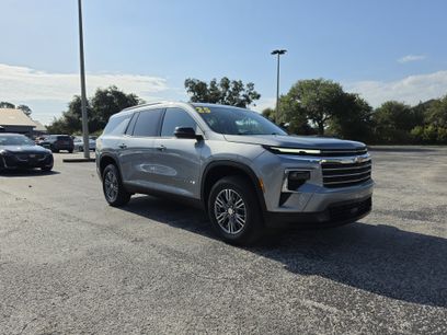 Used 2025 Chevrolet Traverse LT