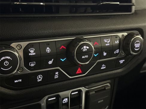 Used 2024 Jeep Gladiator Sport image 15