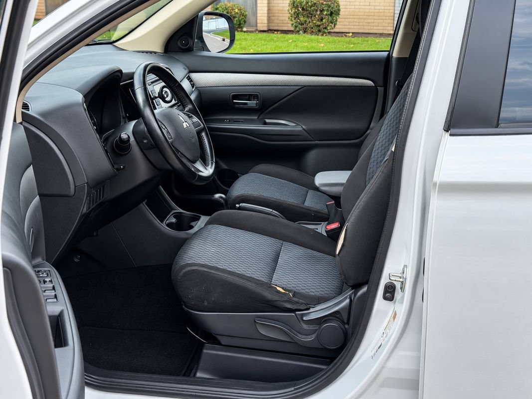 Used 2014 Mitsubishi Outlander SE FWD image 12