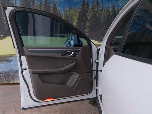 Used 2017 Porsche Macan S image 10