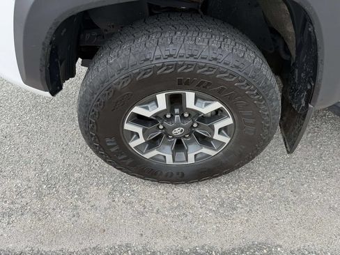 Used 2023 Toyota Tacoma TRD Off-Road w/ Technology Package AWD/4WD image 9