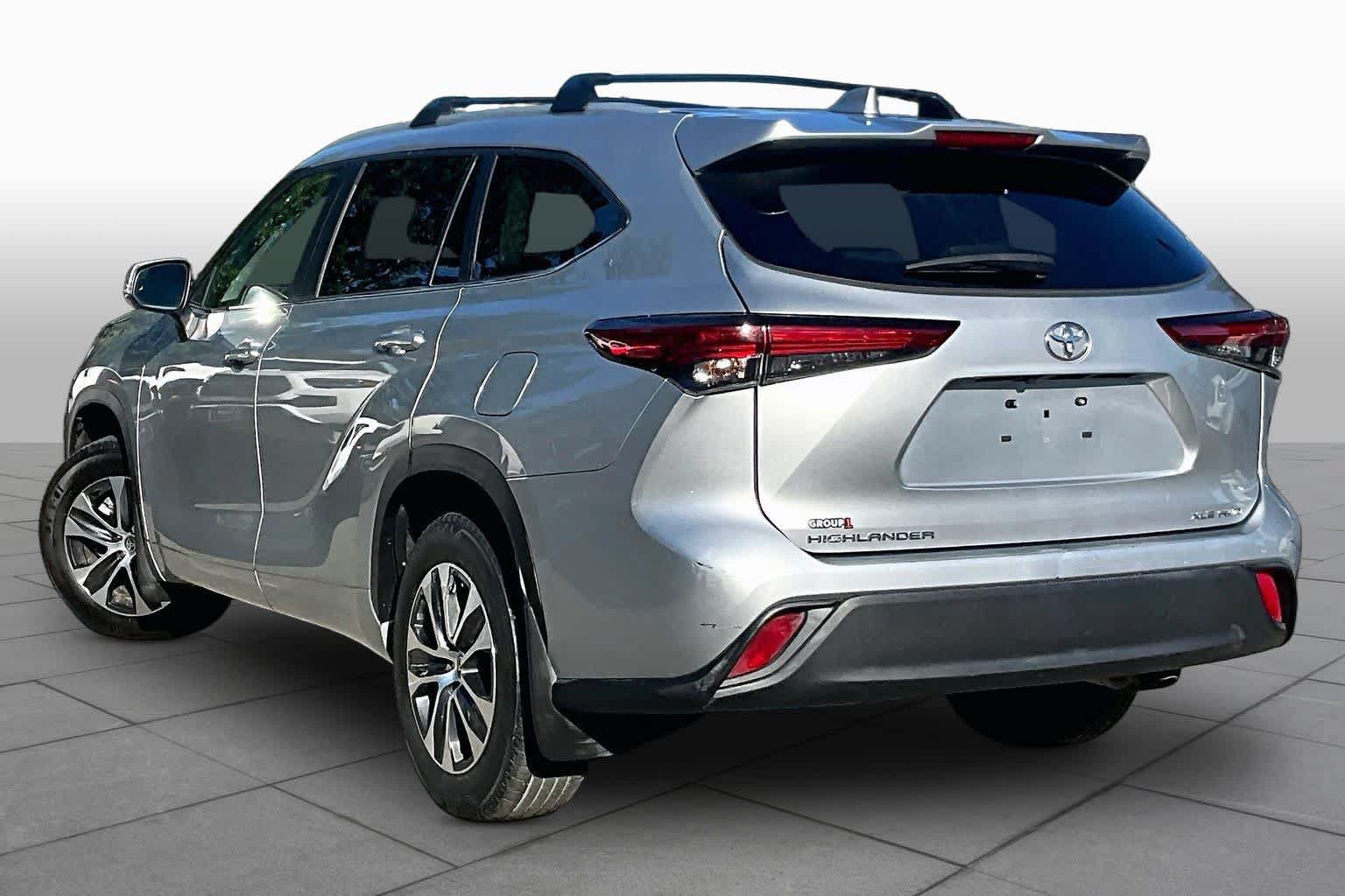 Used 2023 Toyota Highlander XLE AWD/4WD image 12