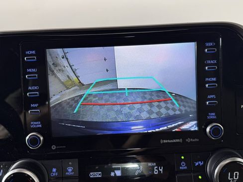 Used 2020 Toyota Highlander XLE AWD/4WD image 26