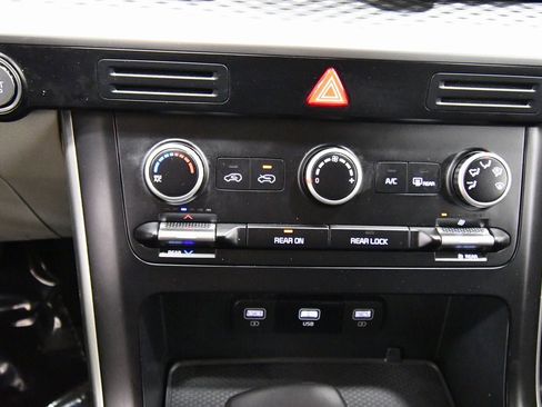 Certified 2024 Kia Carnival LX image 25