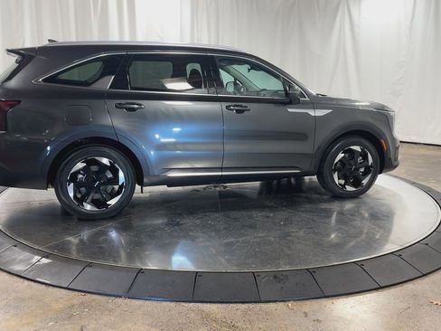 Certified 2025 Kia Sorento EX image 9