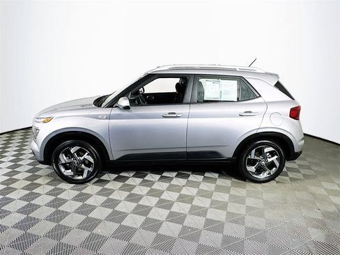 Used 2024 Hyundai Venue SEL image 4