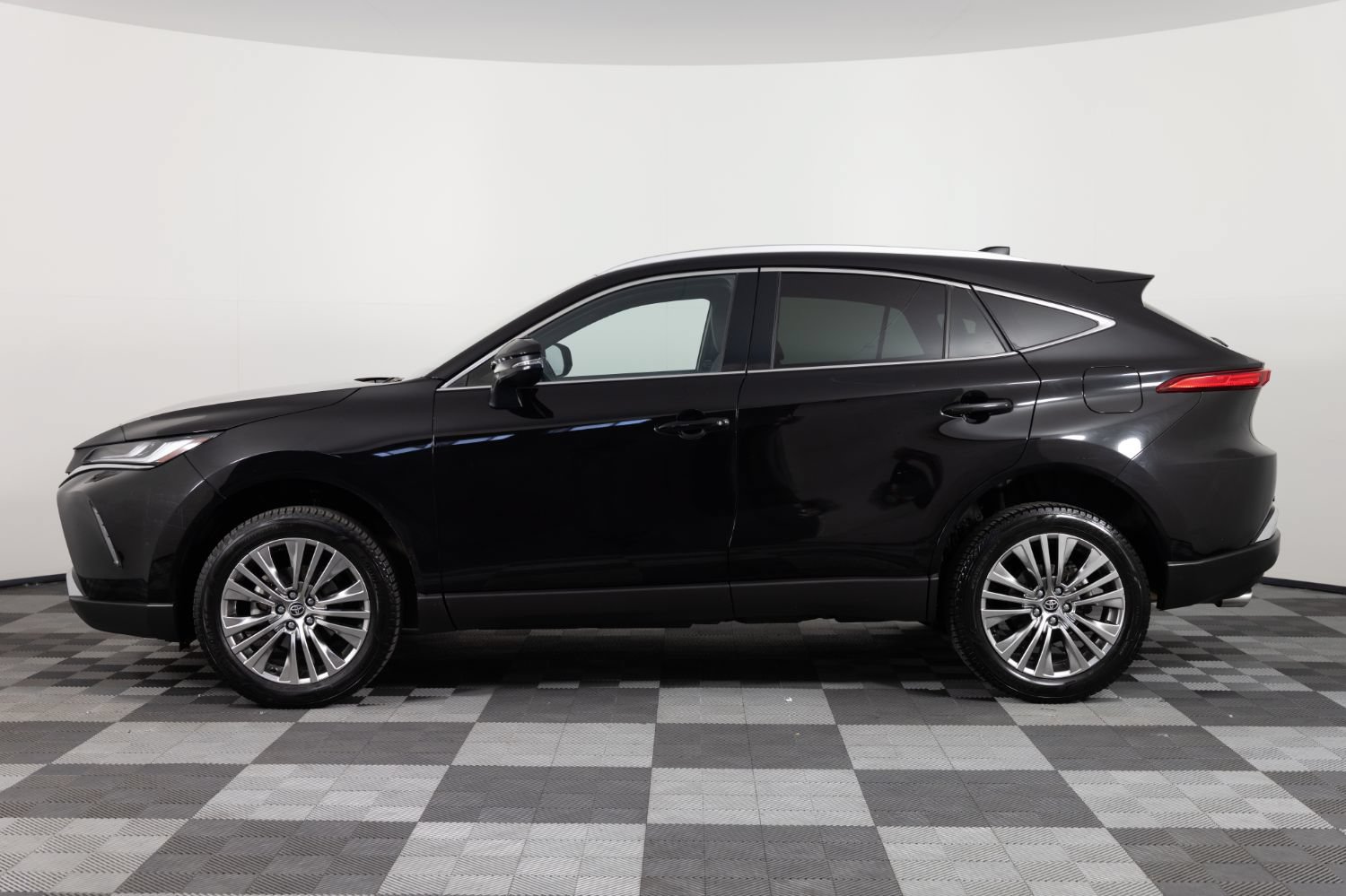 Used 2024 Toyota Venza XLE AWD/4WD image 3
