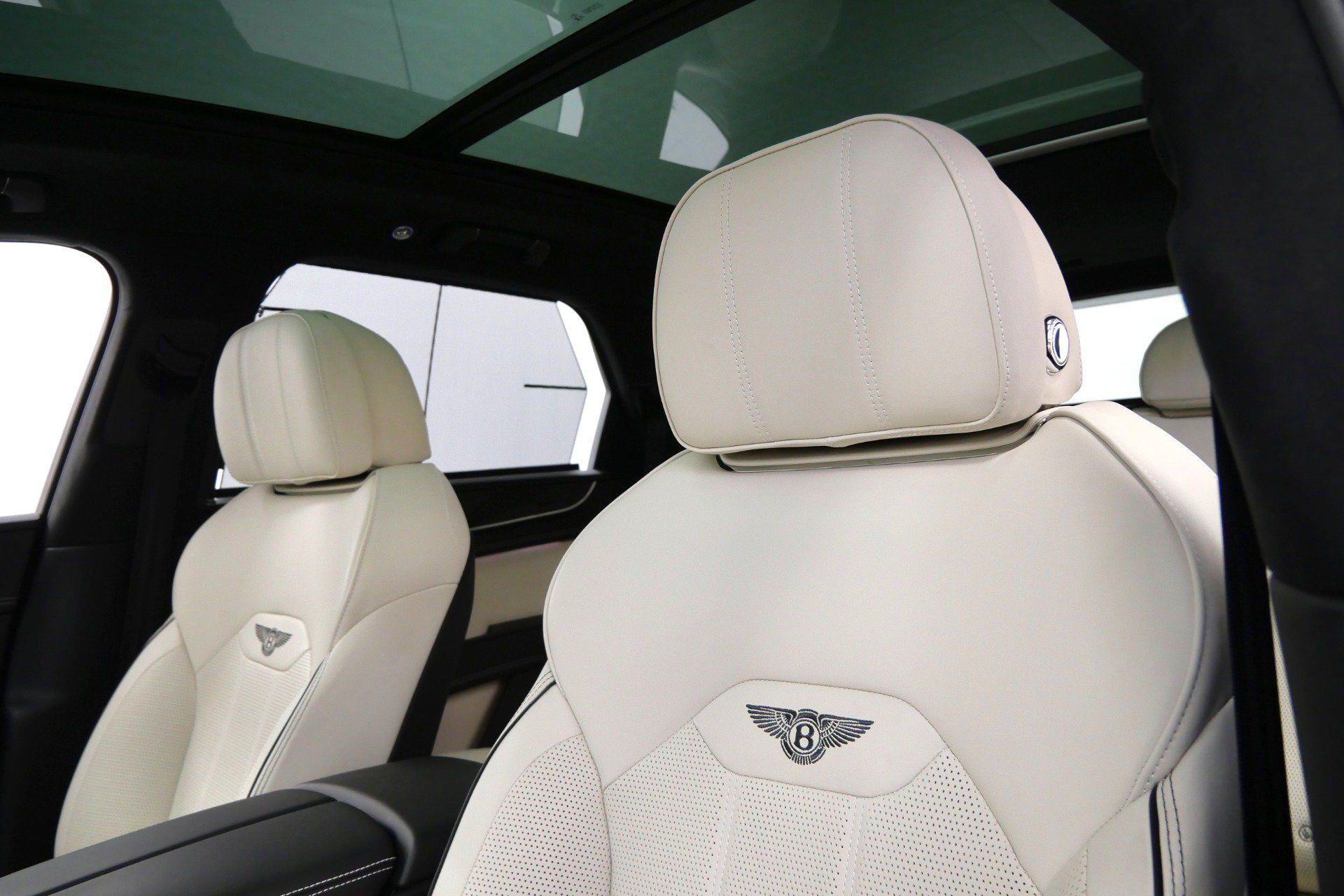 Used 2023 Bentley Bentayga AWD/4WD image 18
