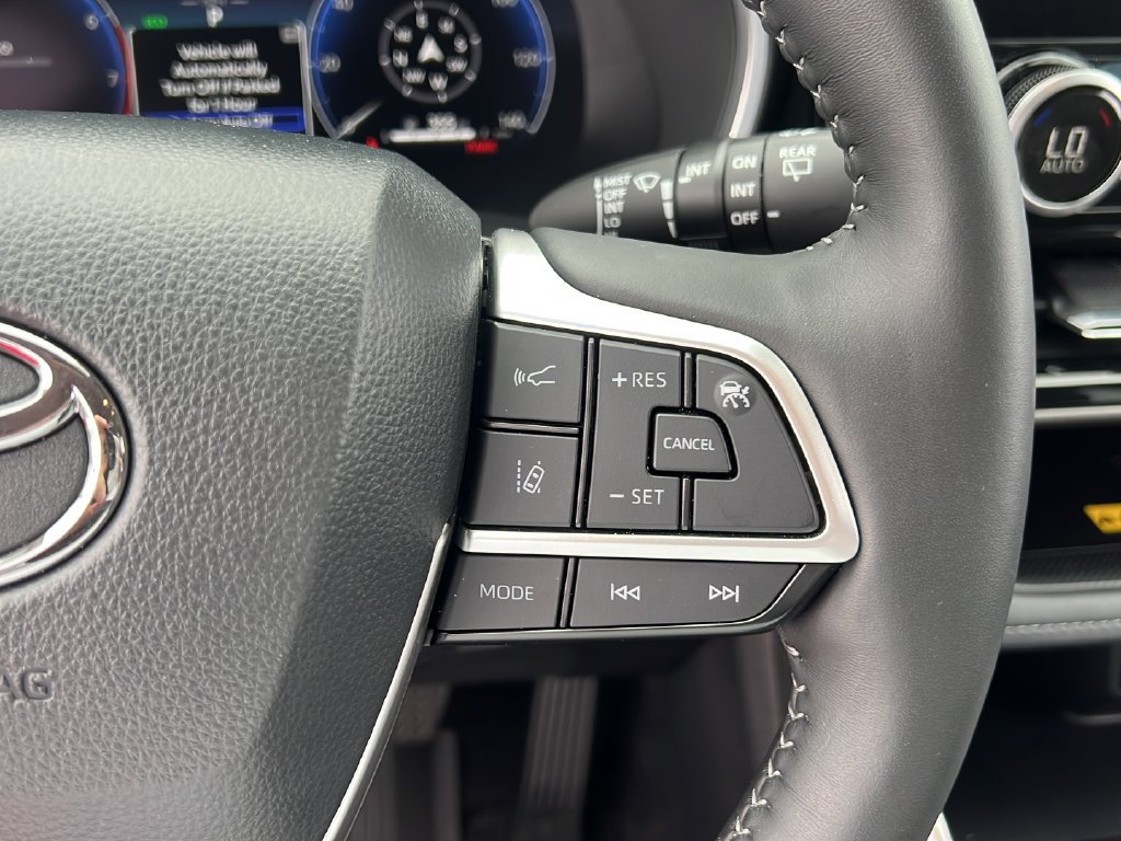 Used 2025 Toyota Highlander Limited FWD image 21