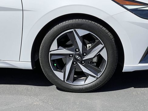 Certified 2023 Hyundai Elantra Limited w/ Preferred Accessory Package FWD image 16