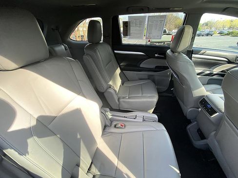 Used 2018 Toyota Highlander XLE image 21