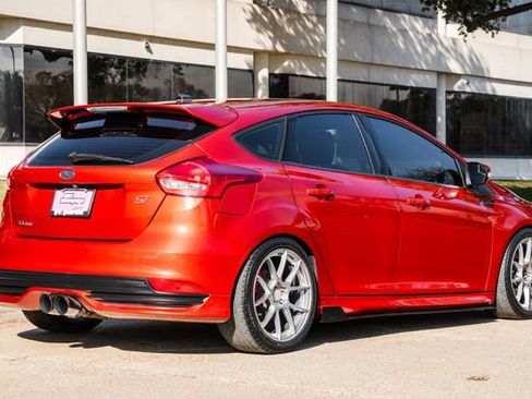 Used 2018 Ford Focus ST w/ Equipment Group 401A image 7