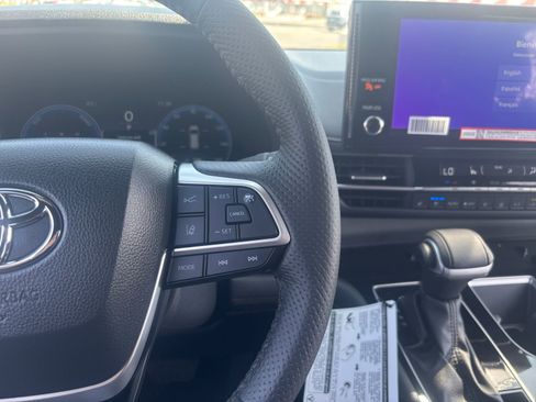 Used 2025 Toyota Sienna Limited FWD image 17