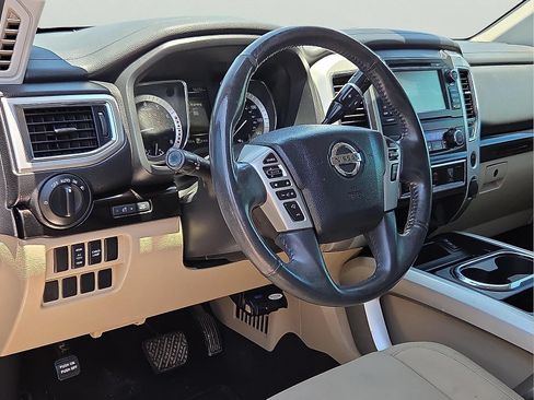 Used 2018 Nissan Titan SV w/ SV Convenience Package RWD image 15