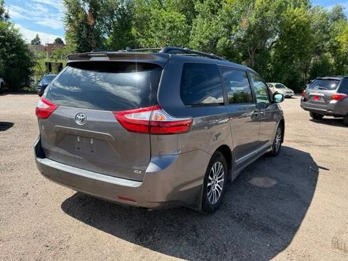 Used 2019 Toyota Sienna XLE Premium w/ Protection Package FWD image 6