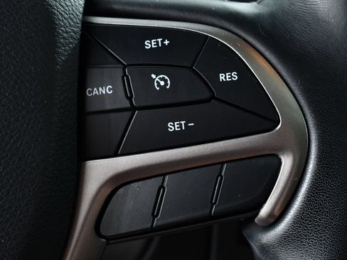 Used 2020 Jeep Grand Cherokee Overland AWD/4WD image 34