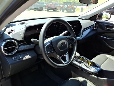 Used 2025 Chevrolet Trax ACTIV FWD image 6