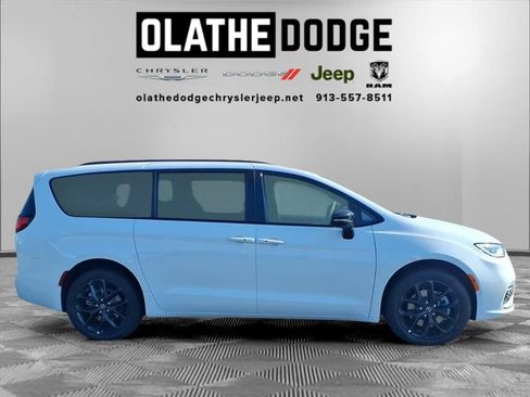 New 2026 Chrysler Pacifica Limited w/ S Appearance Package image 8