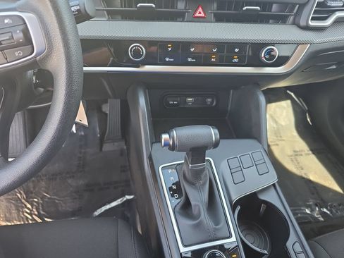 Used 2025 Kia Sportage LX FWD image 17