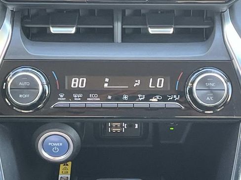 Used 2021 Toyota Venza LE image 16