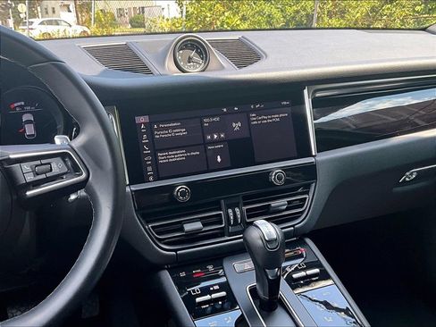 Certified 2023 Porsche Macan AWD/4WD image 10