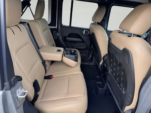 Used 2018 Jeep Wrangler Unlimited Rubicon AWD/4WD image 16