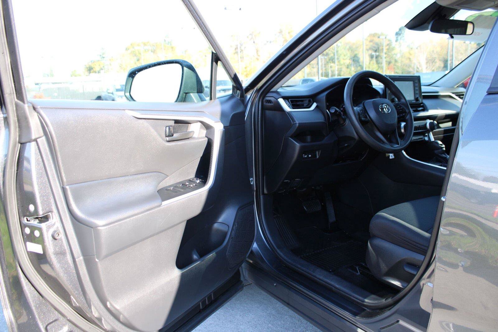 Used 2021 Toyota RAV4 LE AWD/4WD image 19