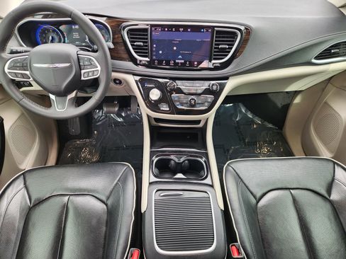Used 2023 Chrysler Pacifica Limited FWD image 26