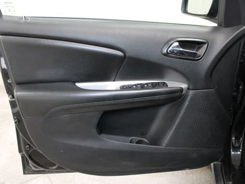 Used 2019 Dodge Journey SE w/ Connectivity Group FWD image 16