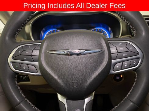 Used 2023 Chrysler Pacifica Touring-L FWD image 19