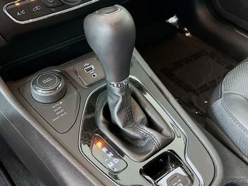 Used 2019 Jeep Cherokee Limited AWD/4WD image 19