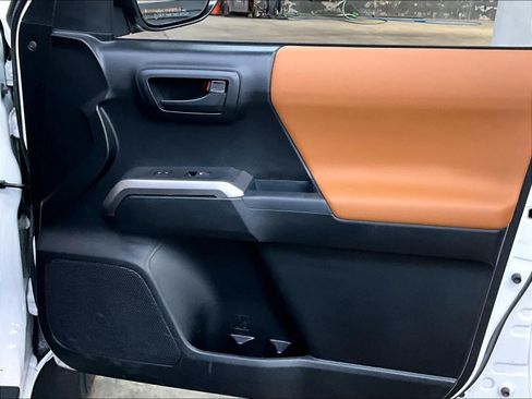 Used 2017 Toyota Tacoma SR5 w/ Tow Package RWD image 26