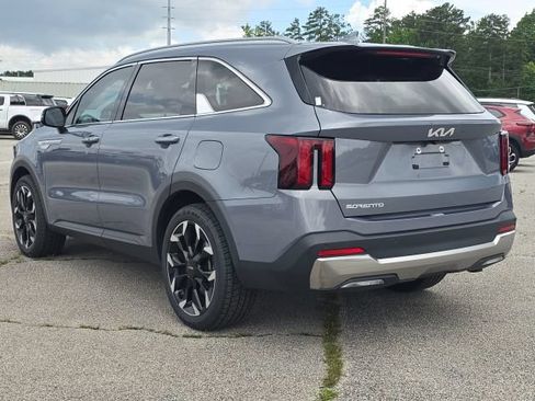 Used 2024 Kia Sorento EX w/ Panoramic Sunroof Package FWD image 3
