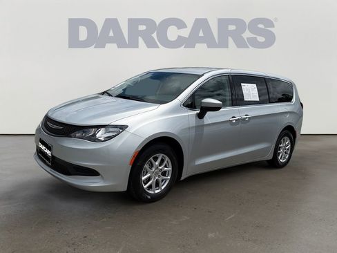 Used 2023 Chrysler Voyager LX FWD image 3
