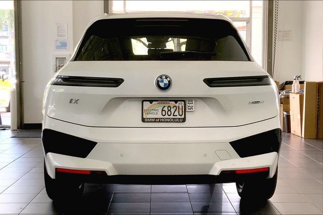 Used 2024 BMW iX xDrive50 w/ Premium Package AWD/4WD image 4