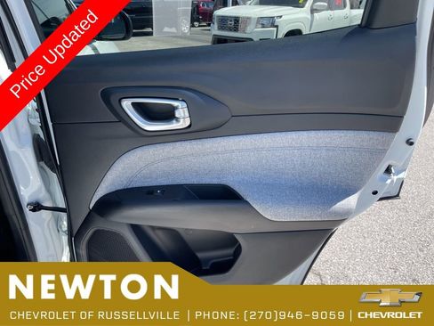 Used 2025 Jeep Compass Latitude AWD/4WD image 37
