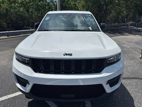 Used 2023 Jeep Grand Cherokee Altitude RWD image 2