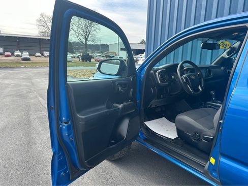 Used 2017 Toyota Tacoma TRD Sport w/ Tow Package (A/T) image 24