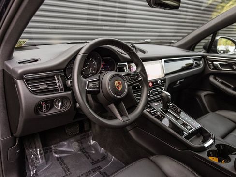 Certified 2025 Porsche Macan image 4
