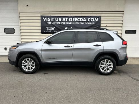 Used 2017 Jeep Cherokee Sport w/ Cold Weather Group image 7
