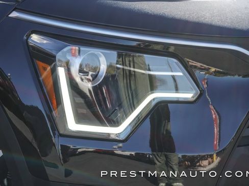 Used 2025 Kia Niro EX image 12