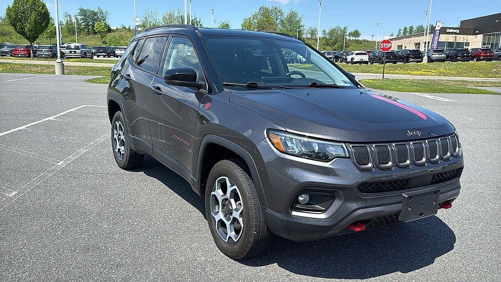 Used 2022 Jeep Compass Trailhawk w/ Trailhawk Convenience Group AWD/4WD image 1