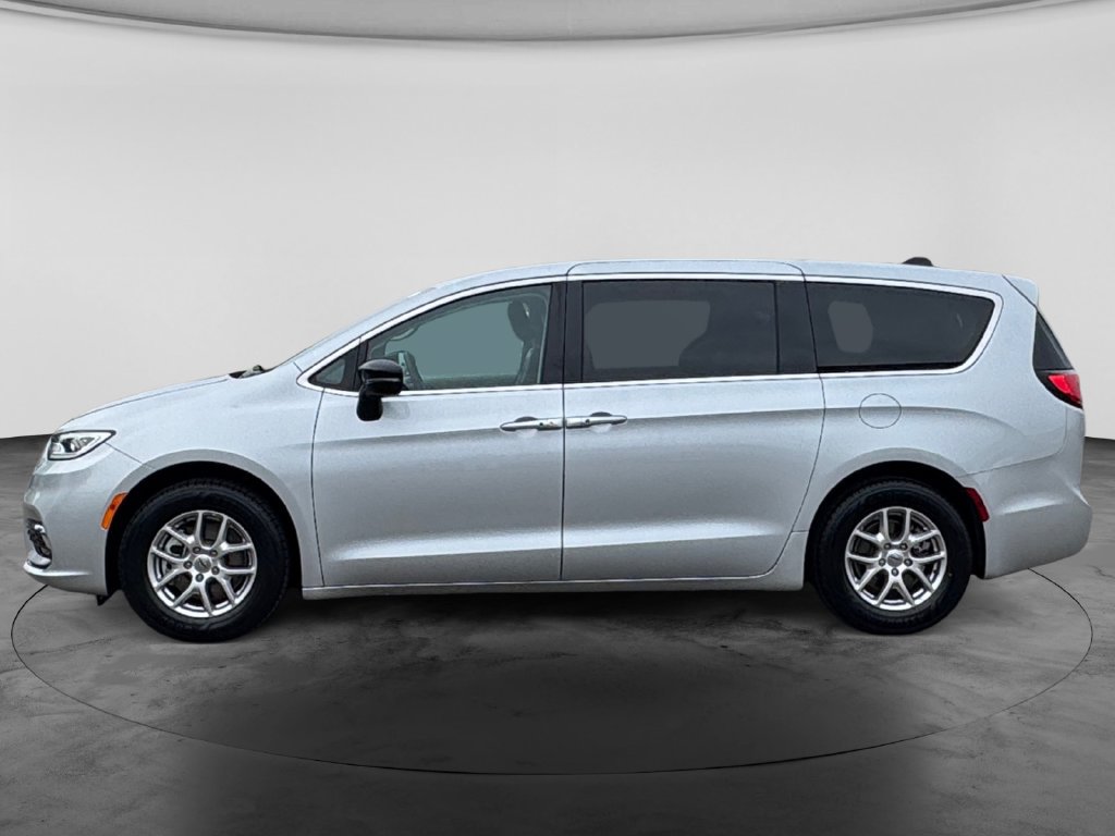 Used 2024 Chrysler Pacifica Touring-L FWD image 5