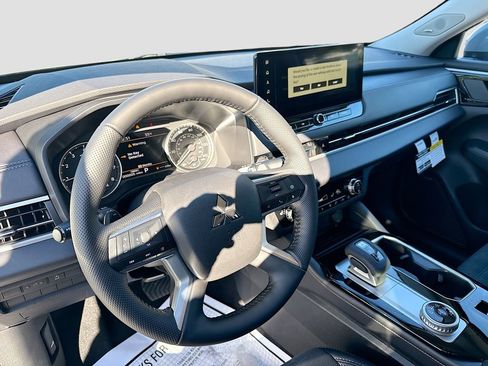 New 2026 Mitsubishi Outlander SE image 9